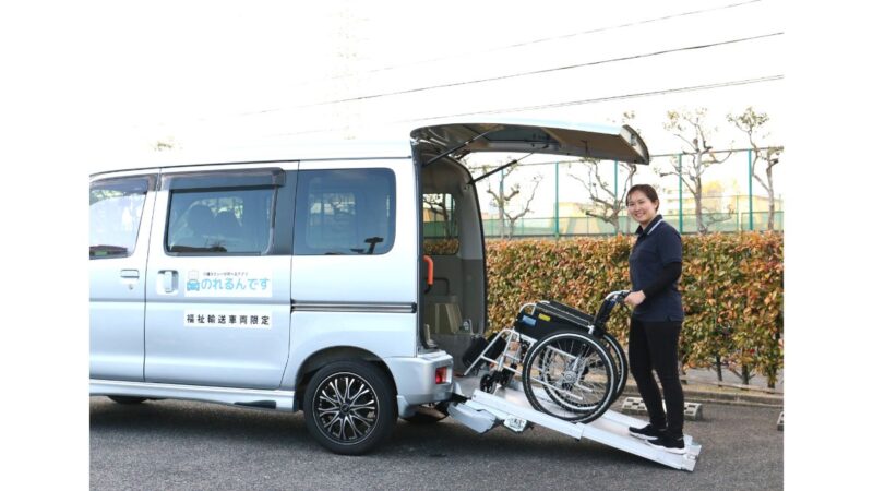 合同会社ReeveSupport代表の三澤由佳氏と介護タクシーの写真