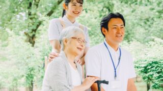 介護福祉士の年収はどのくらい？年齢・施設形態・勤続年数別に徹底比較